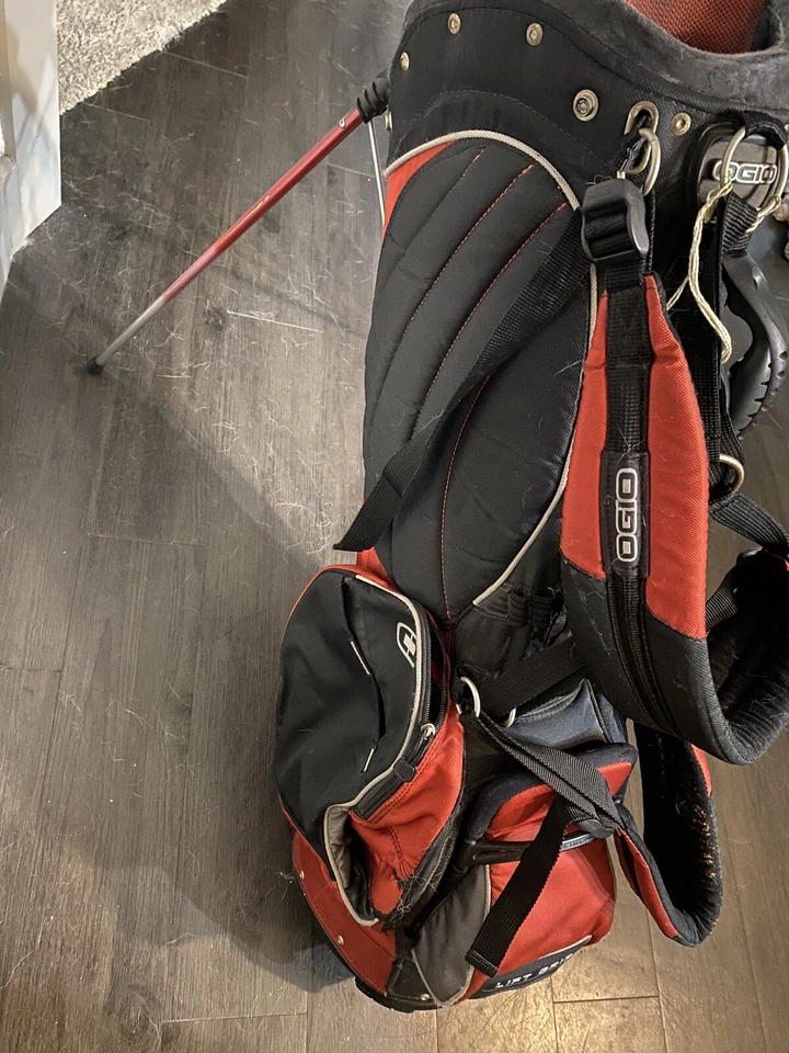Bolsa de golf con divisor de 8 vías OGIO Grom Stand Carry negra, roja y gris con logotipos Foto 4 de 4