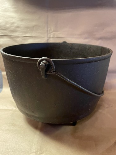 #8 Cast Iron Cauldron Kettle Bean Pot 3 Legged Footed Bail Handle 7" Tall 9.75"W - Imagen 9 de 24