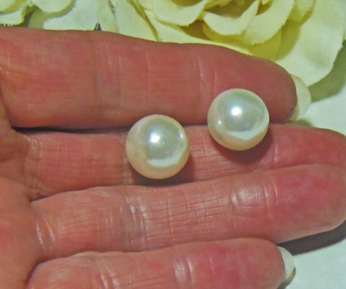 Faux Pearl Stud Earrings - Picture 3 of 4