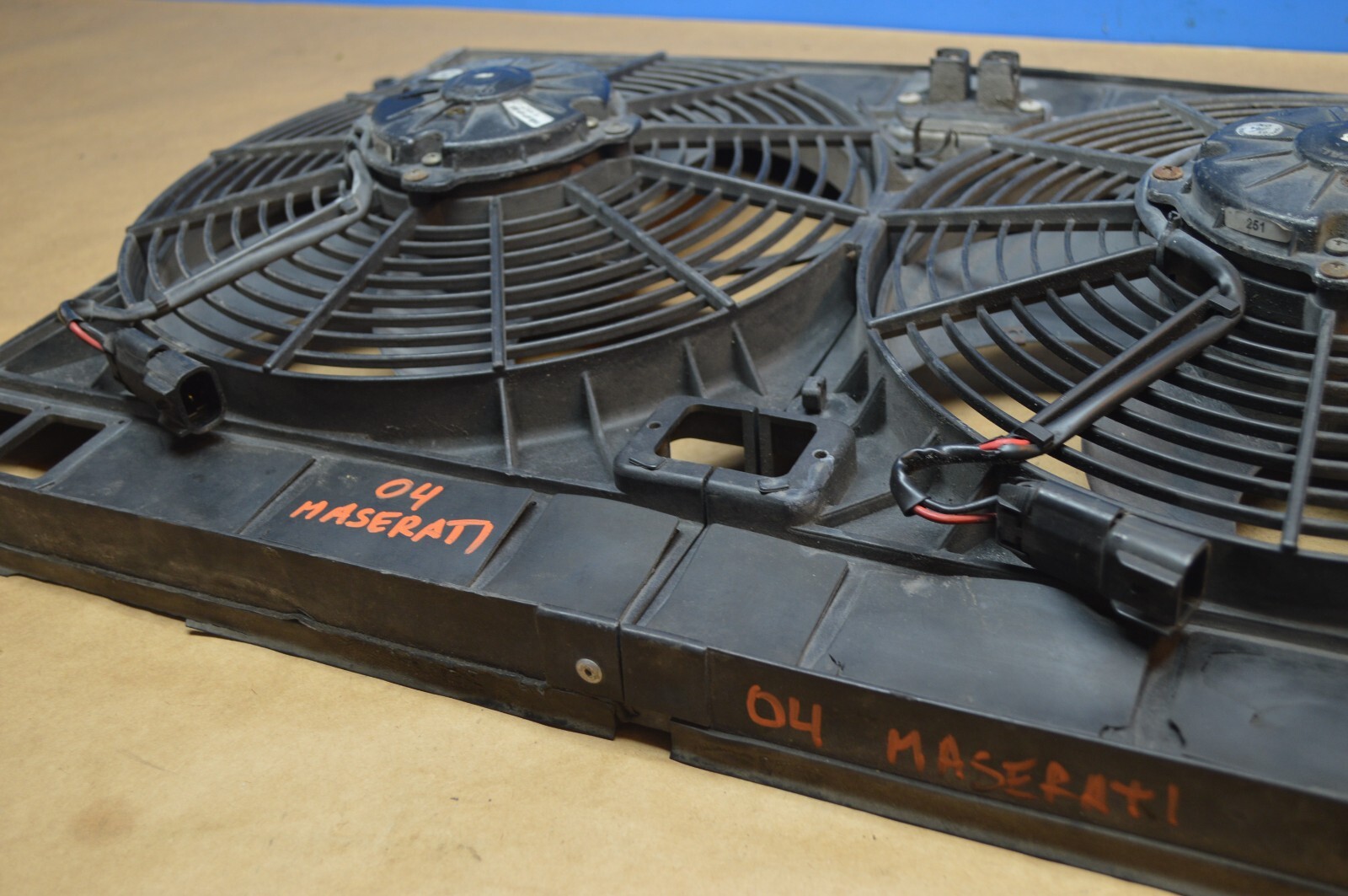 2004 M138 MASERATI M128 GT DUAL RADIATOR COOLING FAN FANS & SHROUD ASSEMBLY