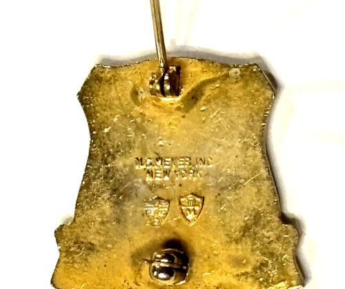 Vintage lapel pinback Les hommes de victoire gold tone New York - Picture 4 of 4