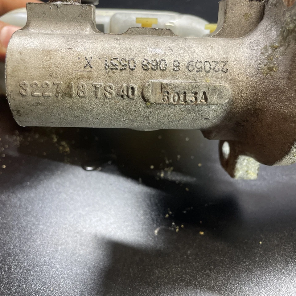 Chevrolet Equinox 2005-2006 cilindro maestro de freno de 3,4 L con depósito OEM Foto 4 de 4