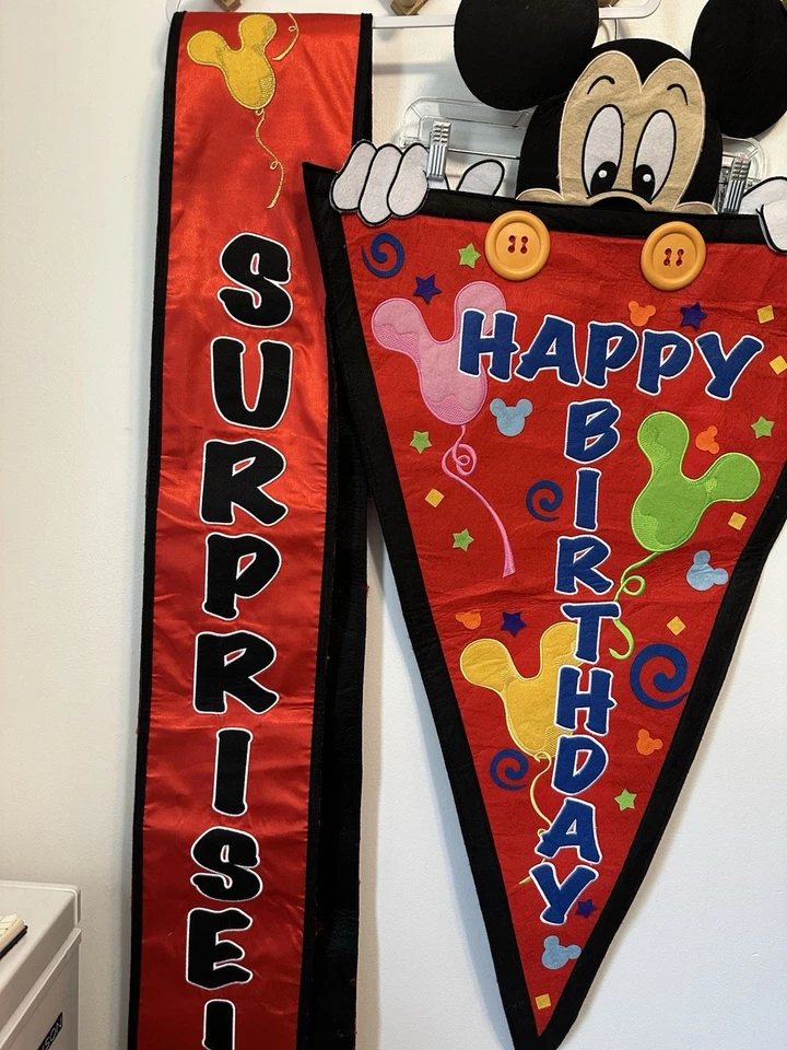 Banderín de fieltro bordado fiesta feliz cumpleaños Mickey Mouse oculto de Disney Foto 3 de 4