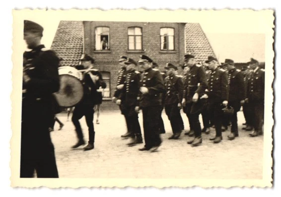 7 Fotografien Feuerwehr Umzug / Festzug mit Trommel, Uniform, Parade - Bild 3 von 4