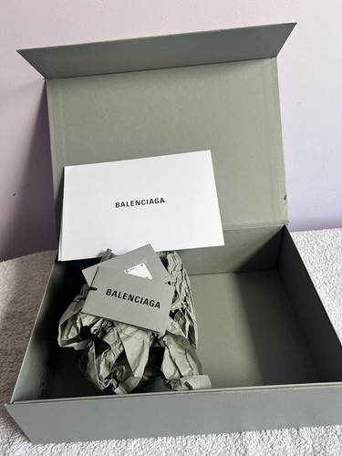 Leere Balenciaga Box 35 x 25 x 10 cm mit Markenpapier Tissue & Rezeptmappe - Bild 4 von 9