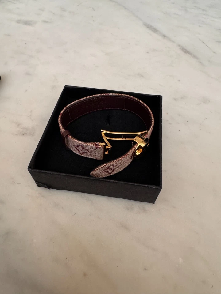 Pulsera Louis Vuitton Monograma con Cierre Tono Dorado - Rosa/Rojo Foto 3 de 4