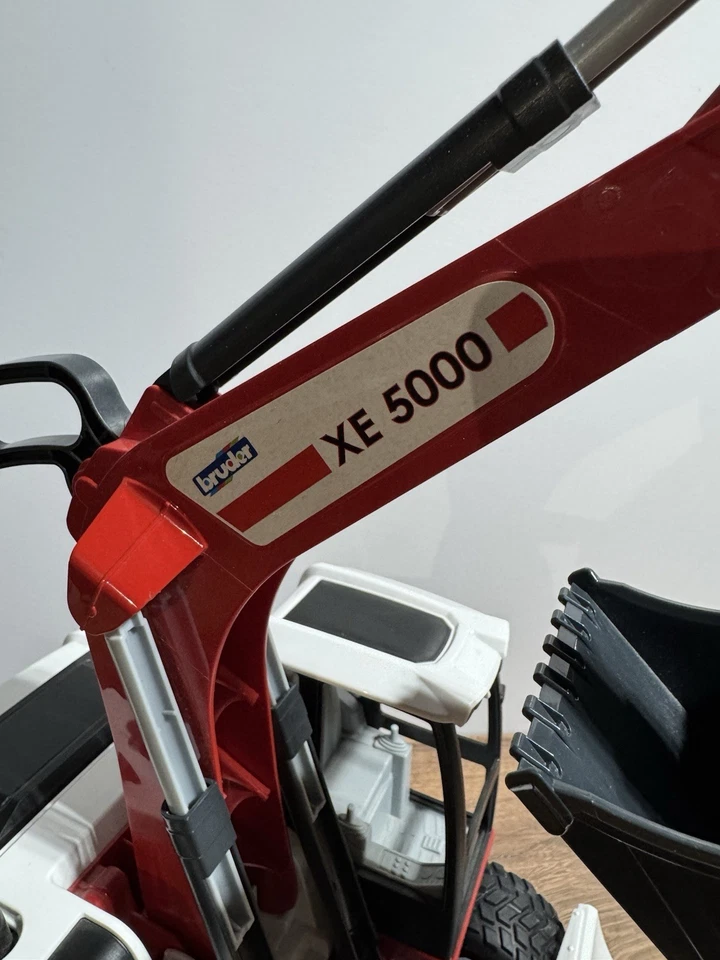 Bruder 03411 Wheeled Excavator Red & White 1/16 Germany XE 5000 Basically Unused - Image 2 of 4