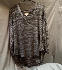 Studio B By Bobeau Grey long sleeve v-neck pullover sweater lightweight