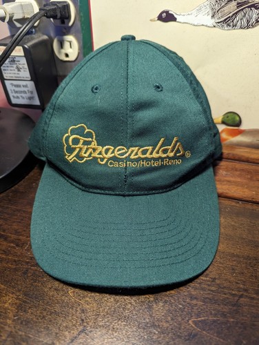 Lotto souvenir Fitzgerald Casino Hotel Reno: cappello verde strapback, portachiavi e carte - Foto 3 di 14