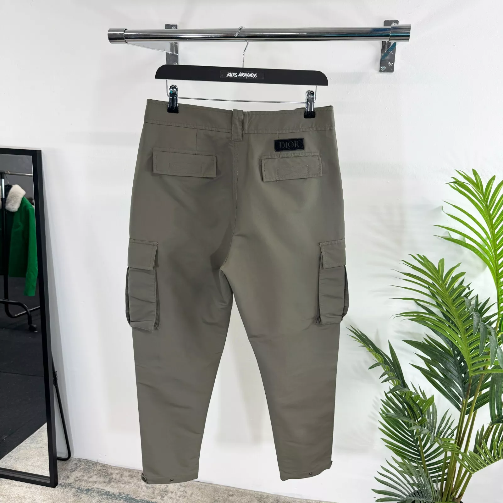 Pantalon cargo multi poches Dior vert olive PRIX CONSEILLÉ *ÉPUISÉ DANS LE MONDE ENTIER?*