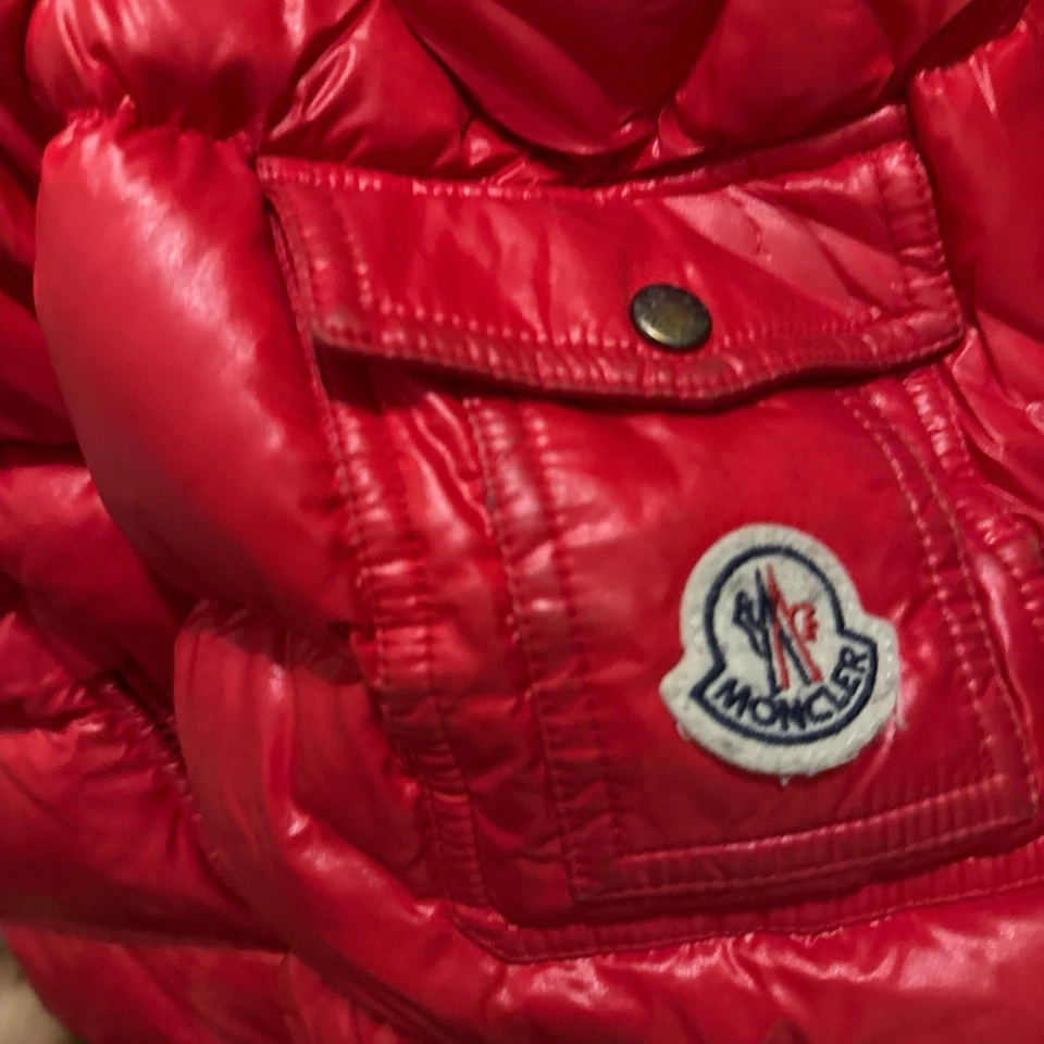 Chaqueta acolchada roja Moncler para niños talla 14 Foto 4 de 4