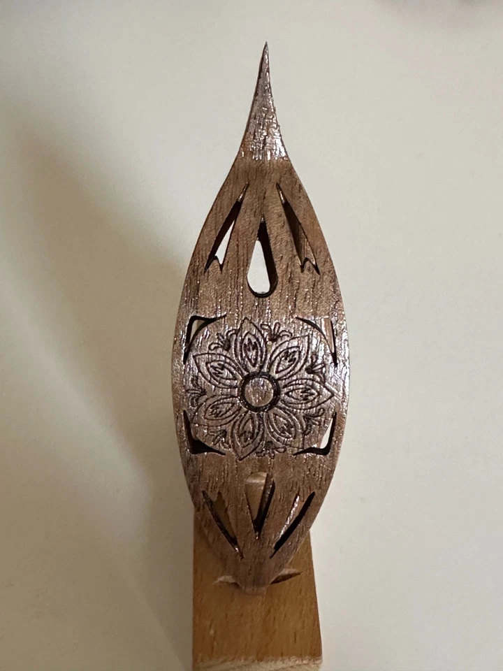 Tatting shuttle with engraved Daisies flower, cutouts + tip 3" long - Image 3 of 4