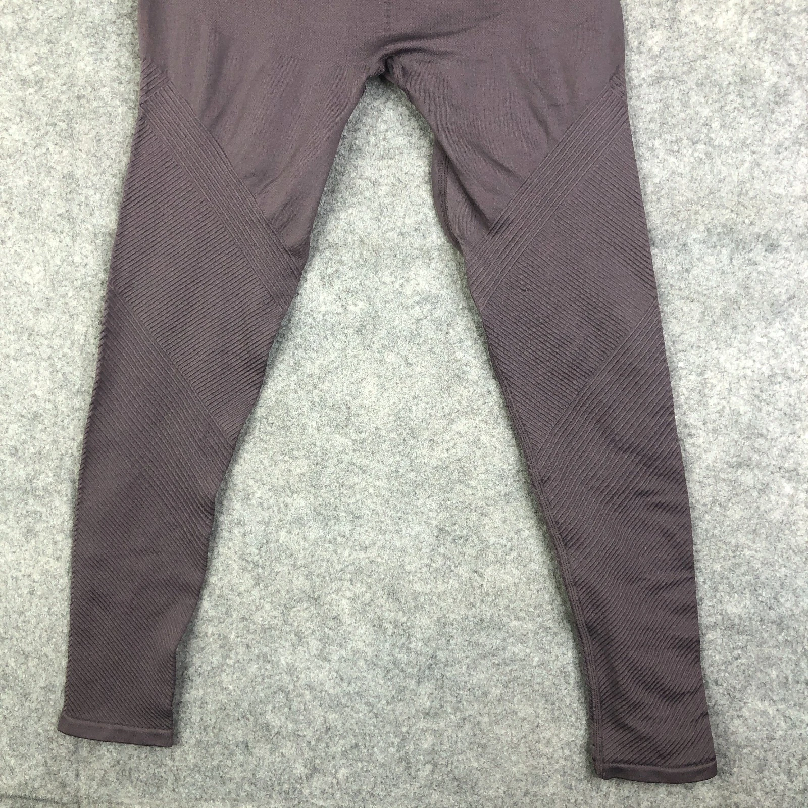 fabletics mid-rise seamless ribbed 7/8 yoga leggings