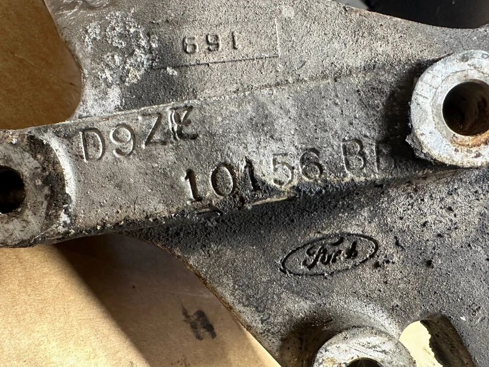 Soporte de montaje de alternador y bomba de smog Ford Mustang 1979 Foto 3 de 3