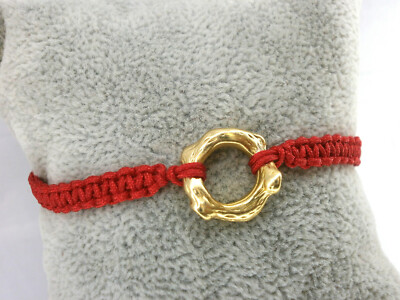 Pulsera /"Abril/" charm karma en plata tibetana con hilo rojo