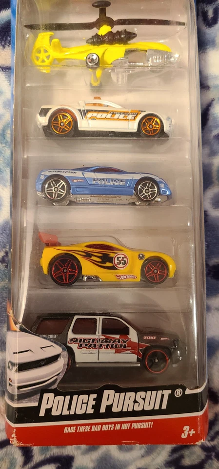 Hot Wheels New 2009 "Police Pursuit" 5 Pack R0965 With Helicopter & 4 Vehicles - Image 2 of 4
