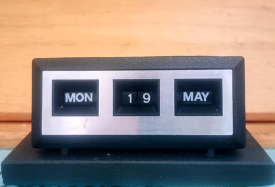 Vintage Tisch Ewiger Kalender im gebrauchten Zustand, voll funktionsfähig
