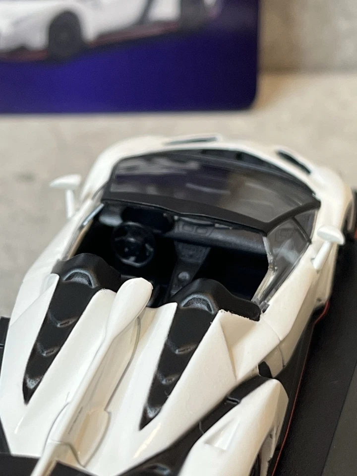 Kyosho 1/64 Lamborghini Veneno Roadster Metallic White Collection 6 Foto 3 de 4