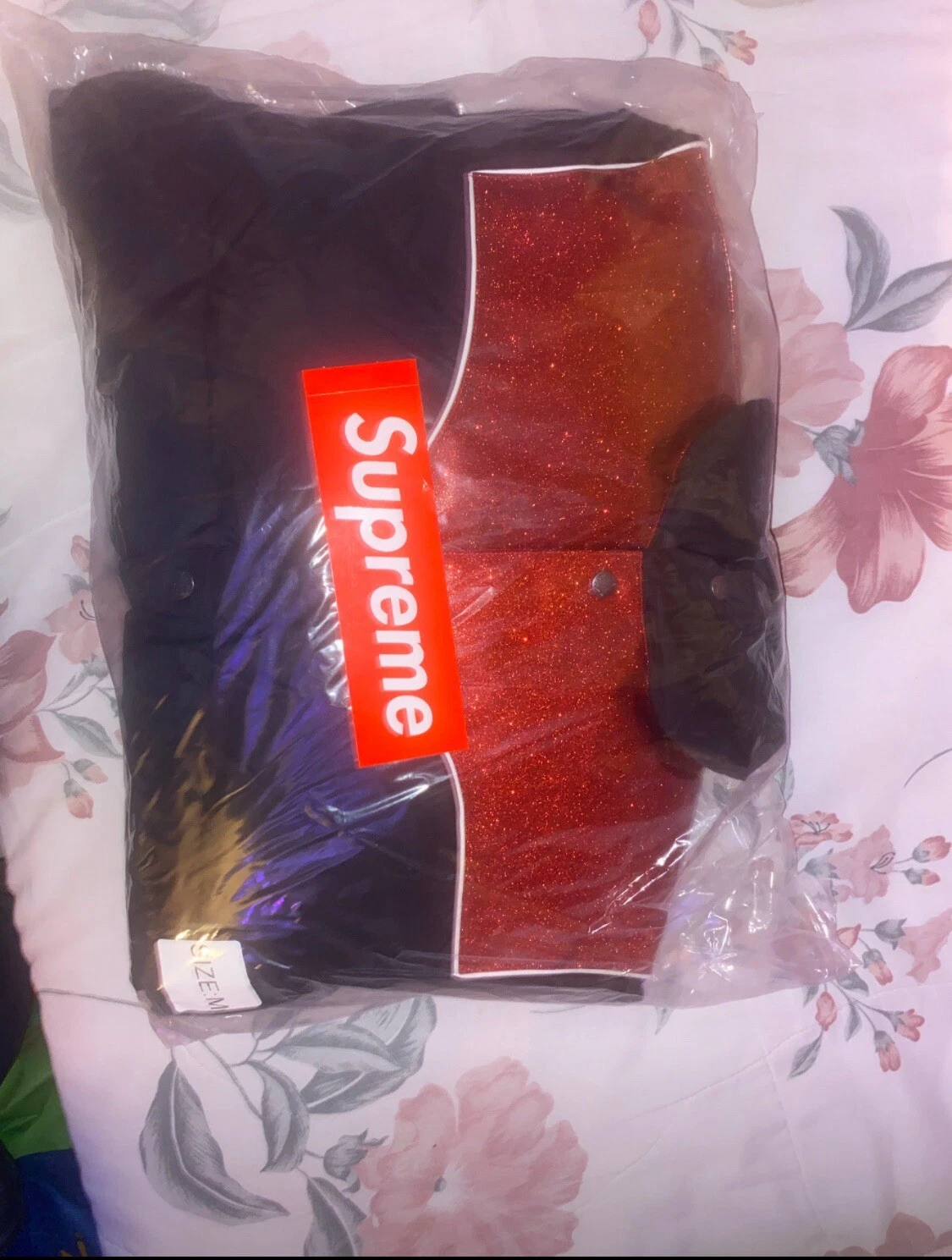 Doudoune noire à empiècements pailletés Supreme neuve taille M