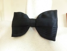 TRES RAFFINE NOEUD PAPILLON DOUBLE MARQUE CARVEN  NEUF SOIE PLISSEE BLEU MARINE 