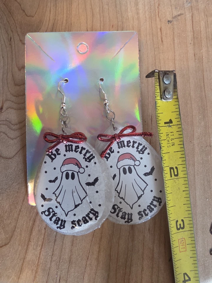 Pendientes de Navidad Be Merry Stay Scary de 2,5 pulgadas de largo de metal de acero inoxidable Foto 2 de 4
