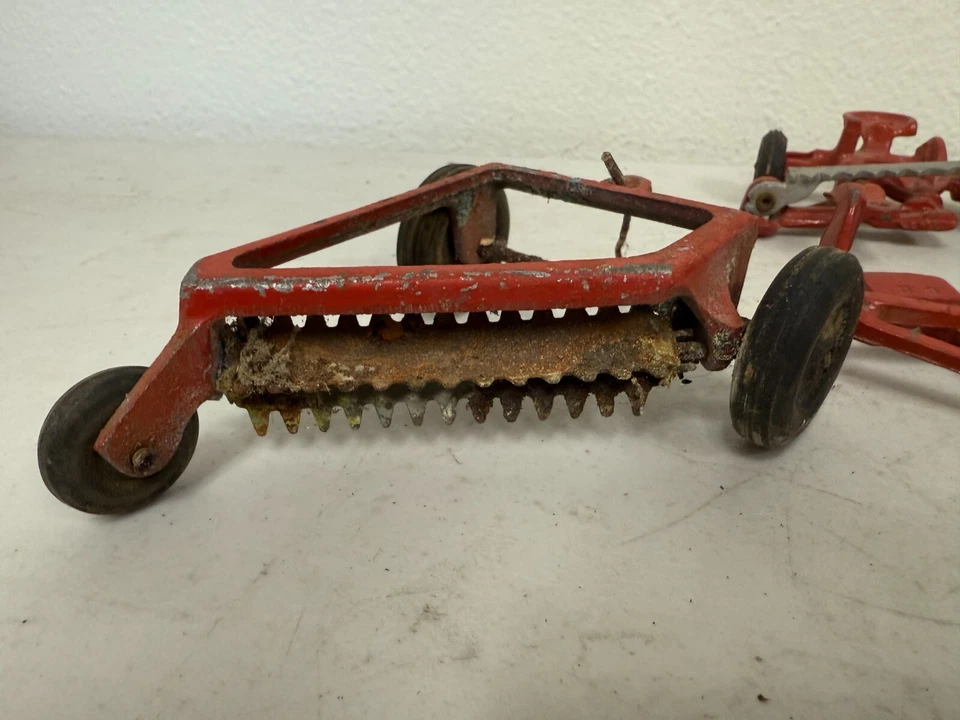 Lote de 3 implementos de tractor de granja rastrillo de heno entrega lateral OLIVER de juguete vintage de los años 50 Foto 2 de 4