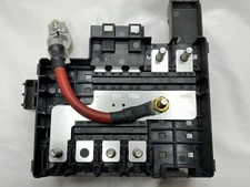 OEM 17-19 Sierra Silverado 6.6L Diesel Bat Distribution Engine Compartment Fuse