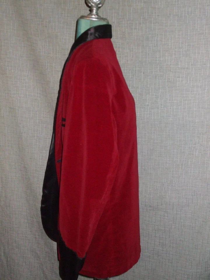 Vintage Men's Red Velvet Smoking Jacket with Black Acetate - Size M or 42 / 44 - Image 4 of 4