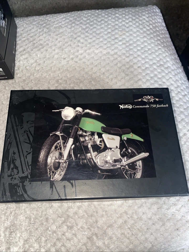 Minichamps 1/12 Scale 122 132000 Norton Commando 750 Fastback 1968 Green - Image 4 of 4