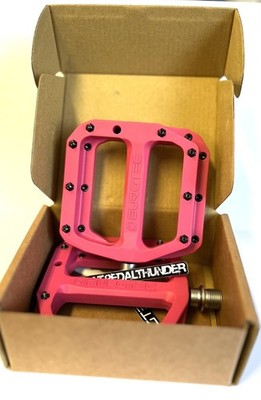 Burgtec MK4 Composite Flat Plattform Pedale 9/16'' MTB in Toxic Barbie Pink