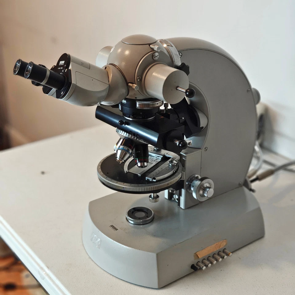 Microscopio ZEISS Universal III RS con 4 objetivos, puerto trinocular, luz de fibra Foto 3 de 4