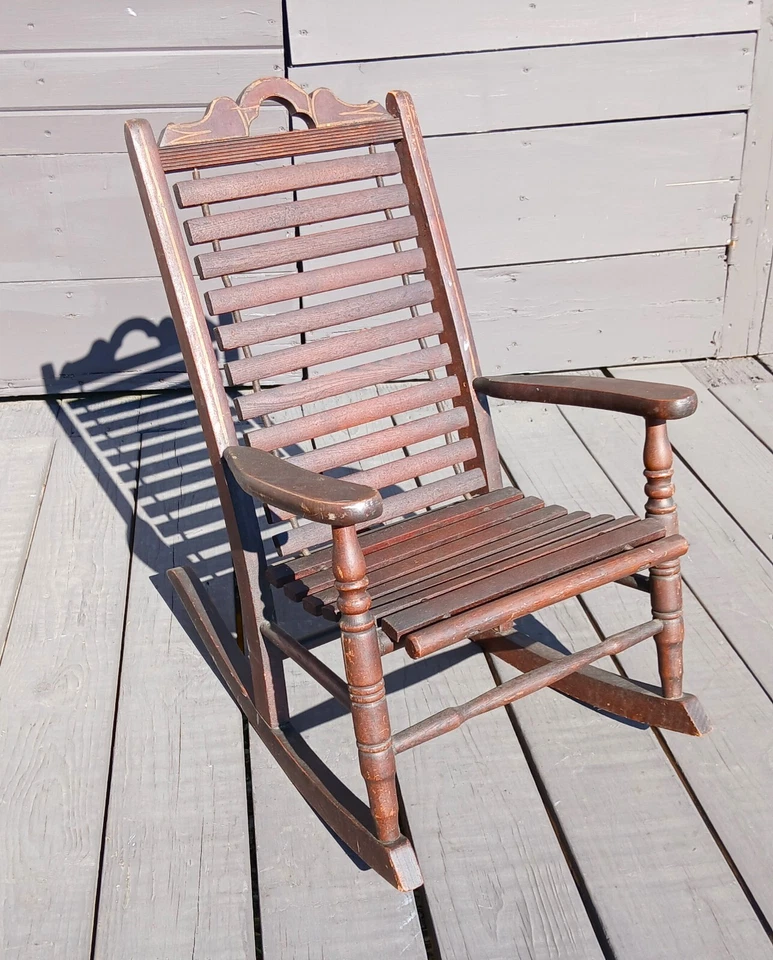 Mecedora antigua tamaño infantil con asiento y respaldo de madera de listones vinculados raros Foto 2 de 4