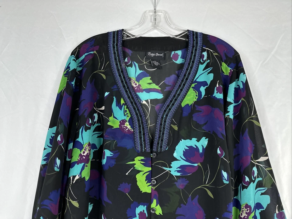 Top túnica con botones Maggie Barnes para mujer talla grande 2X bohemio con lentejuelas florales Foto 2 de 4