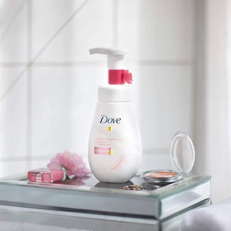 Dove Mousse Detergente Viso Illuminante Cremosa Per Pelle Opaca e Spenta 160ml - Immagine 3 di 4