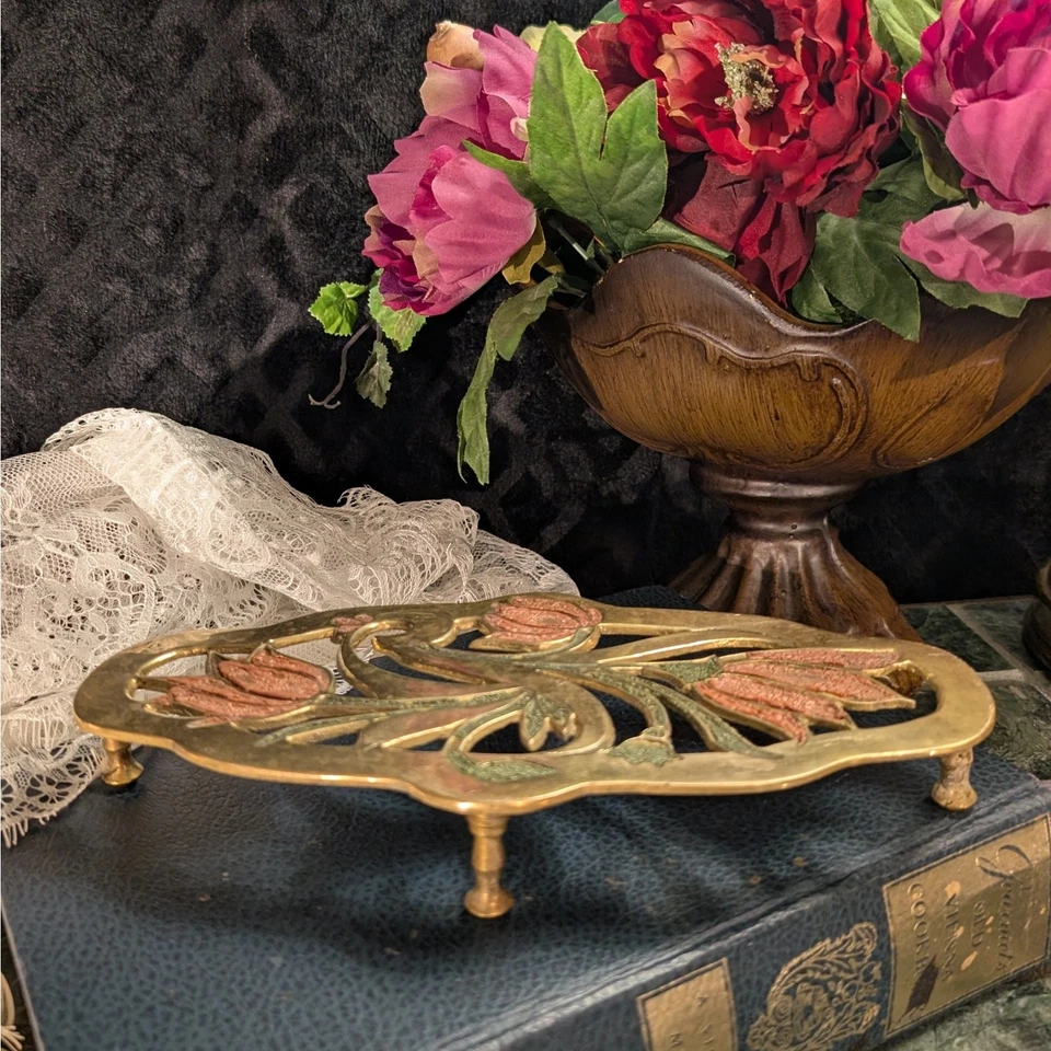 Remache ovalado floral decorativo de tulipán rosa vintage de mediados de siglo de latón macizo con pies Foto 3 de 4