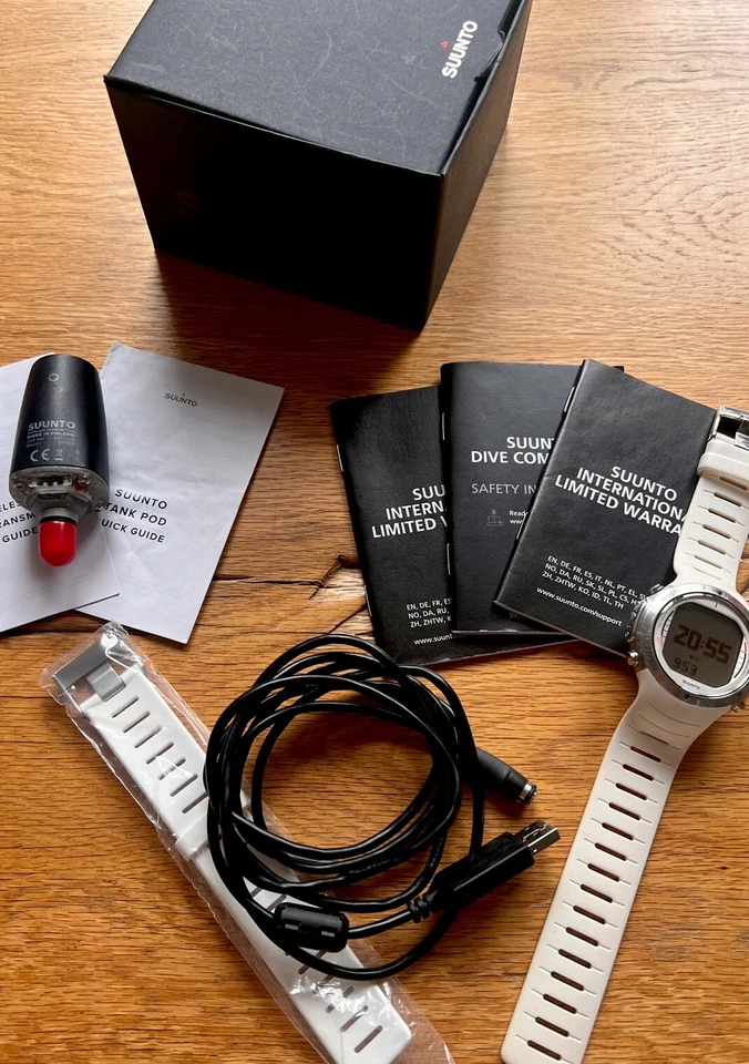 Tauchcomputer * D6i Suunto *  Weißer Tauchcomputer mit Sender und Datenkabel