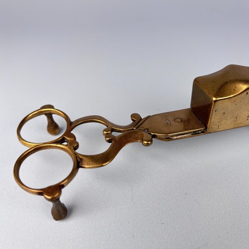 ANTIQUE CANDLE SNUFFER WICK TRIMMER SCISSORS FOOTED METAL NON SPRUNG - Picture 4 of 9