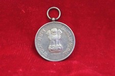 OLD VINTAGE INDIAN METAL MEDAL ANTIQUE COLLECTIBLE