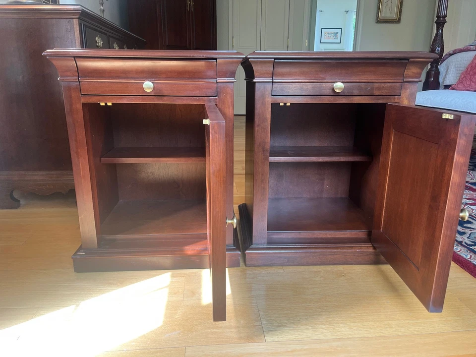 Пара прикроватных тумбочек в медалианском стиле Ethan Allen Cherry 21"Wx 17'Dx27"H. Набор из 2 - Изображение 3 из 4