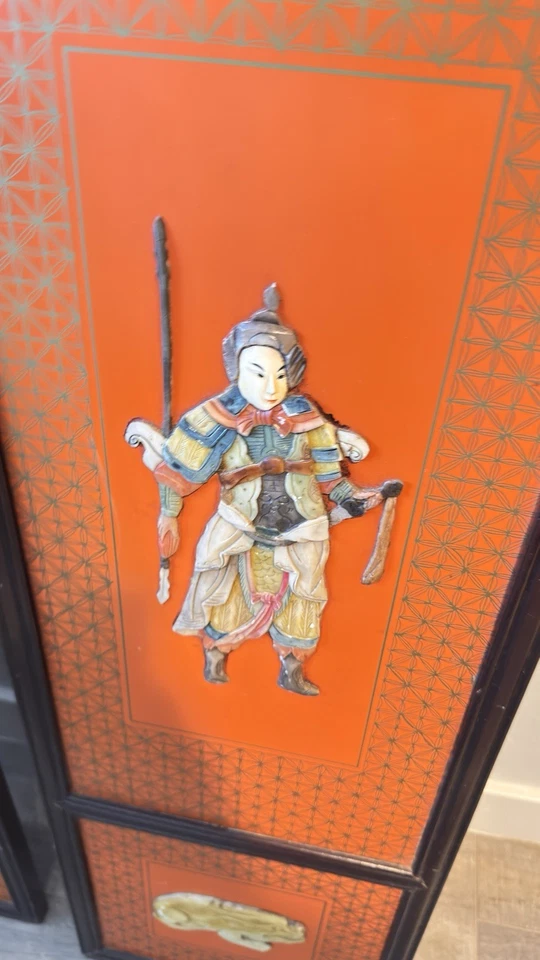 Par de painéis de parede guerreiro 3D chinês antigo — figuras esculpidas em laca 36”x12” - Imagem 3 de 4