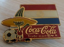 NO PIN'S BROSCHE VINTAGE WM FOOTBALL MEXICO 86 PARAGUAY MASKOTTCHEN PIQUE COCA COLA