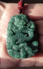 Jadéite A pendentif Dragon avec certificat 56 g, 54x37x12 mm. Chine