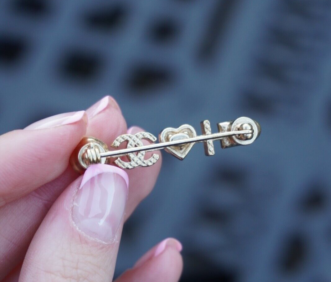CHANEL Gold Arrow Brooch with Pink Crystal CC and Heart Charms Chanel Vintage Gold Plated Pink Crystal Heart CC Arrow  main image 3