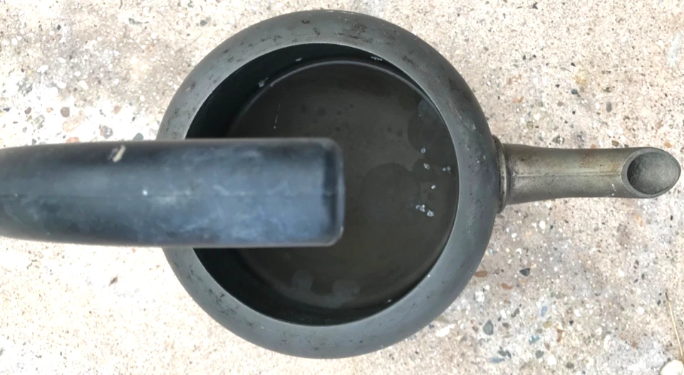 Tetera de metal Calphalon hecha en Irlanda anodizada 2 cuartos decoración con acabado celta Foto 4 de 4