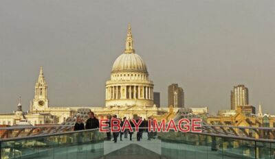 PHOTO  MILLENNIUM BRIDGE AND ST PAUL'S LONDON LOOKING ACROSS THE CENTRE OF THE M
