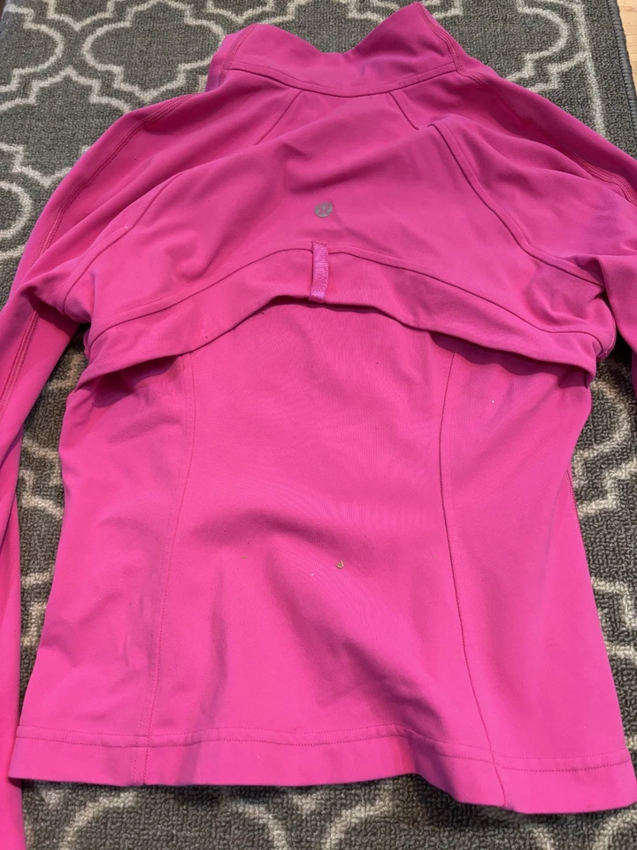 Chaqueta corta Lululemon para mujer definida rosa oscuro ligeramente usada talla 6 Foto 2 de 2