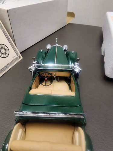 Danbury Mint 1932 Cadillac V-16 Sport Phaeton Die Cast 1:24  - Picture 12 of 22