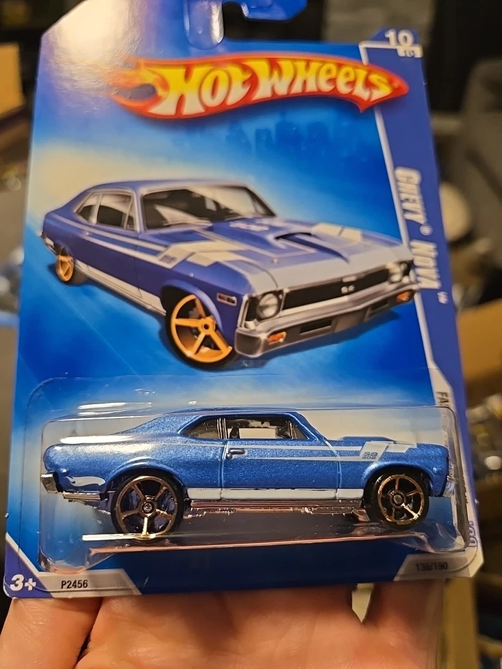 Hot Wheels Chevy Nova en azul en tarjeta más rápido que nunca 10/10 dorado ruedas de 5 radios Foto 2 de 4
