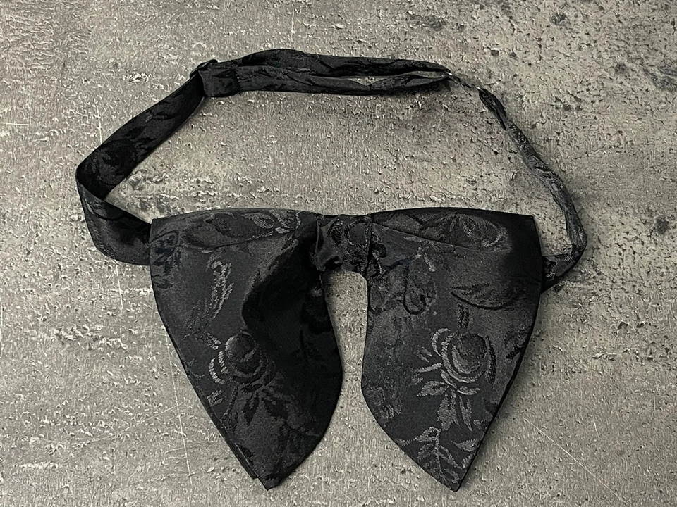 Gravata borboleta brocada preta oversized feita à mão estilo vintage anos 70 casamento formatura - Imagem 3 de 3