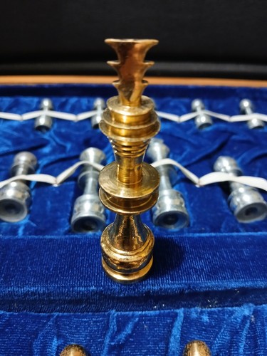 Set Scacchi Pieghevole Vintage in Legno con Pezzi in Ottone e Metallo Argento Velluto Blu... - Foto 16 di 24